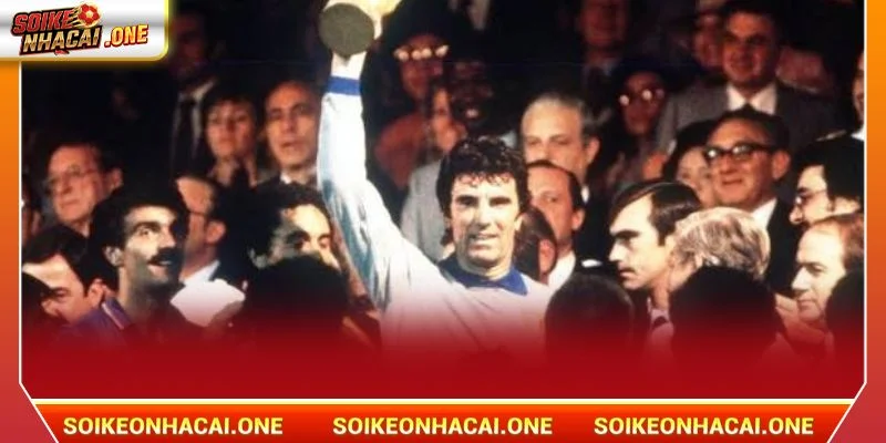 Zoff chính là tấm gương phản chiếu rõ nét nhất cho phong cách bóng đá đậm chất Juve.